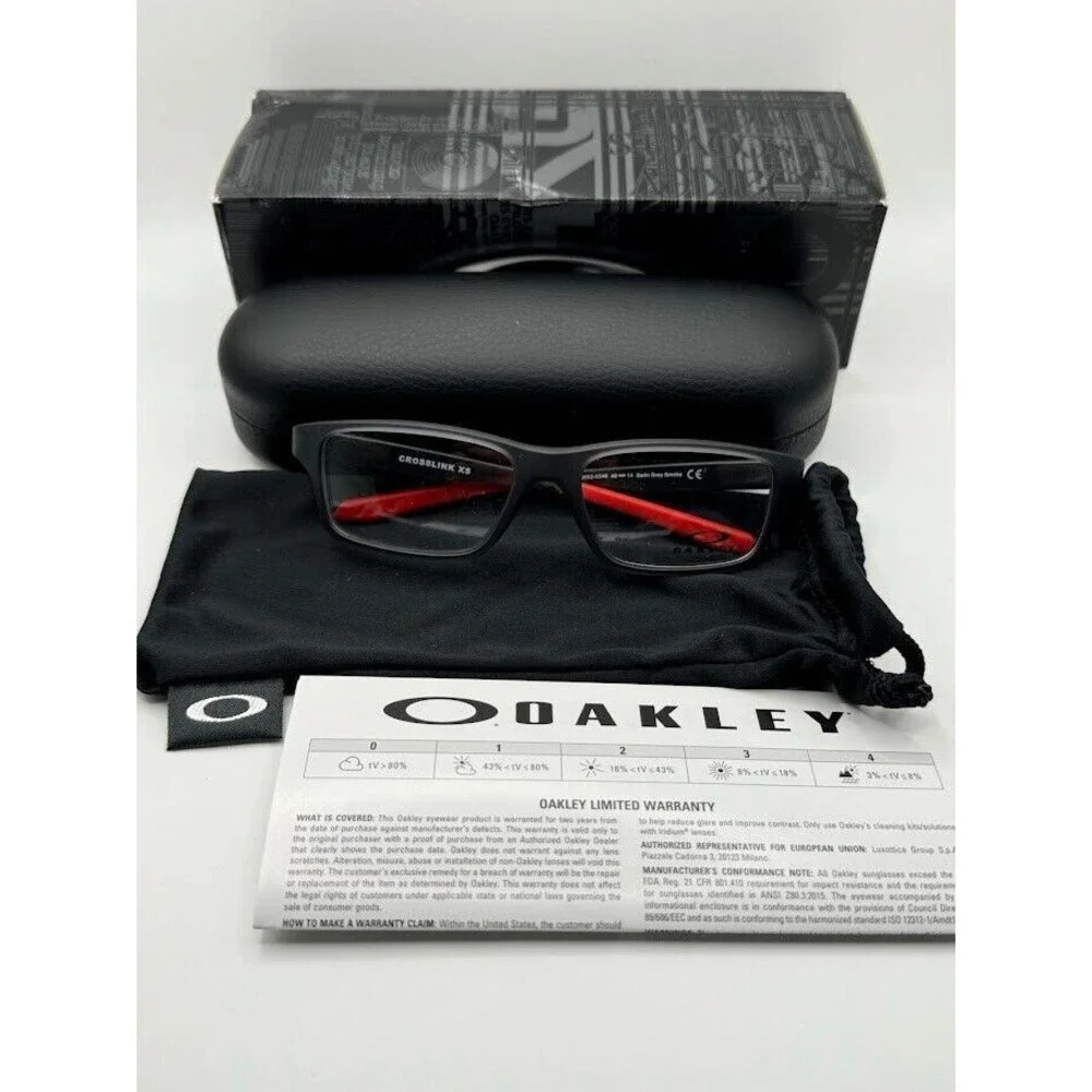 Oakley signs any